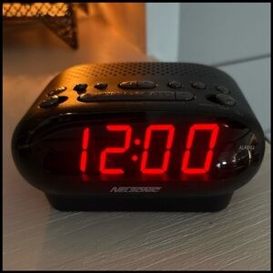 Nelsonic digital AM/FM alarm clock radio